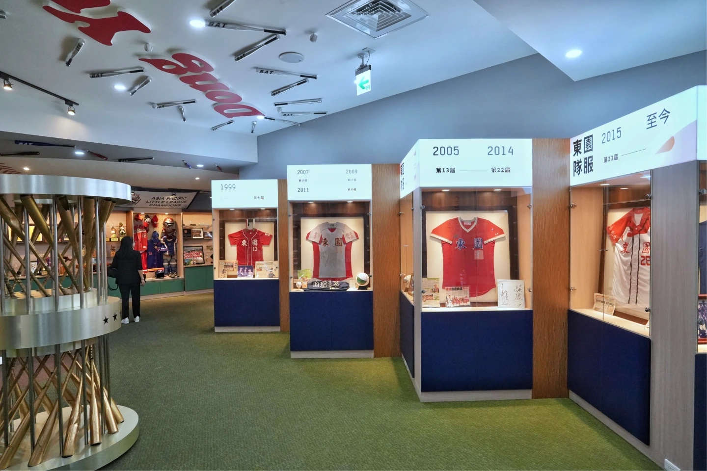 展示歷屆校友球具等文物。林林攝