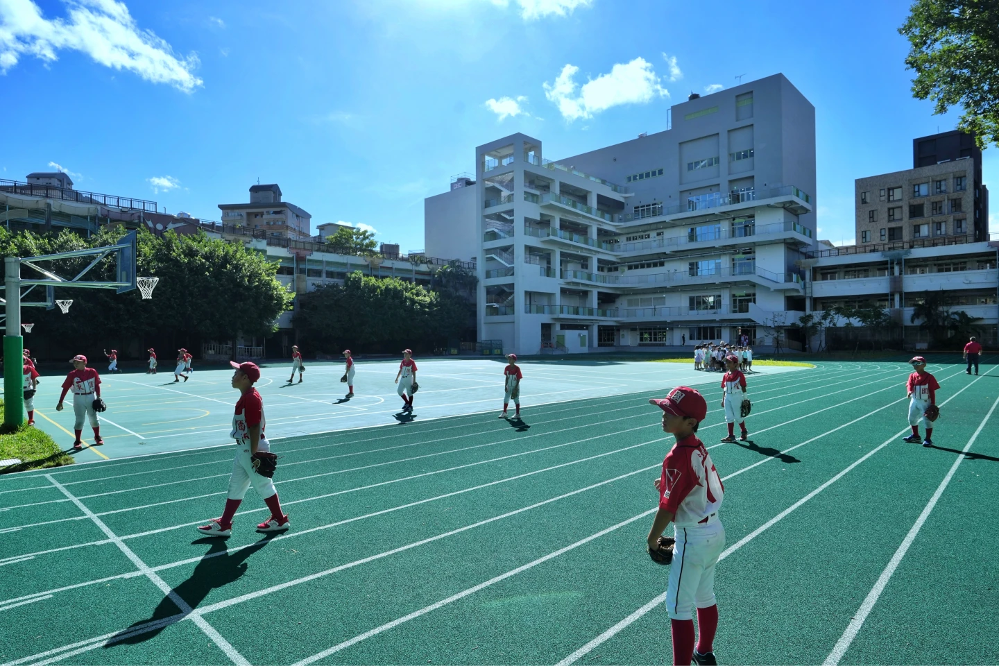 東園國小捷運共構大樓以「棒球」和「美術」為主體。林林攝