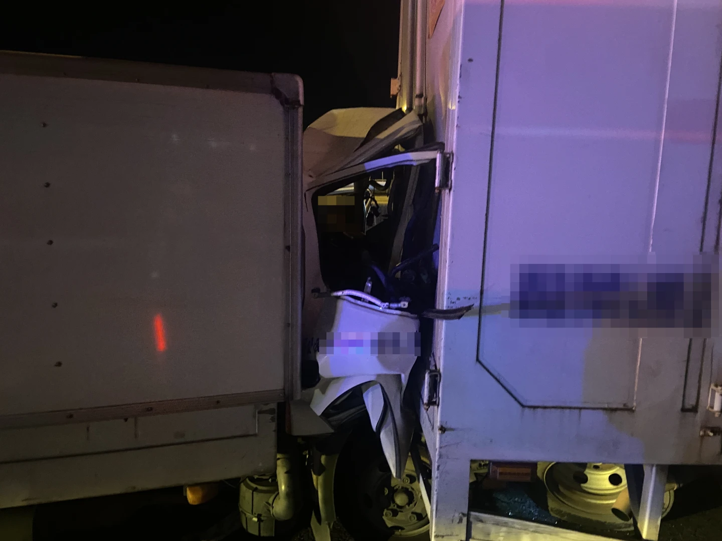 小貨車追撞前車司機卡困車內,消防員救出送醫不治。翻攝畫面