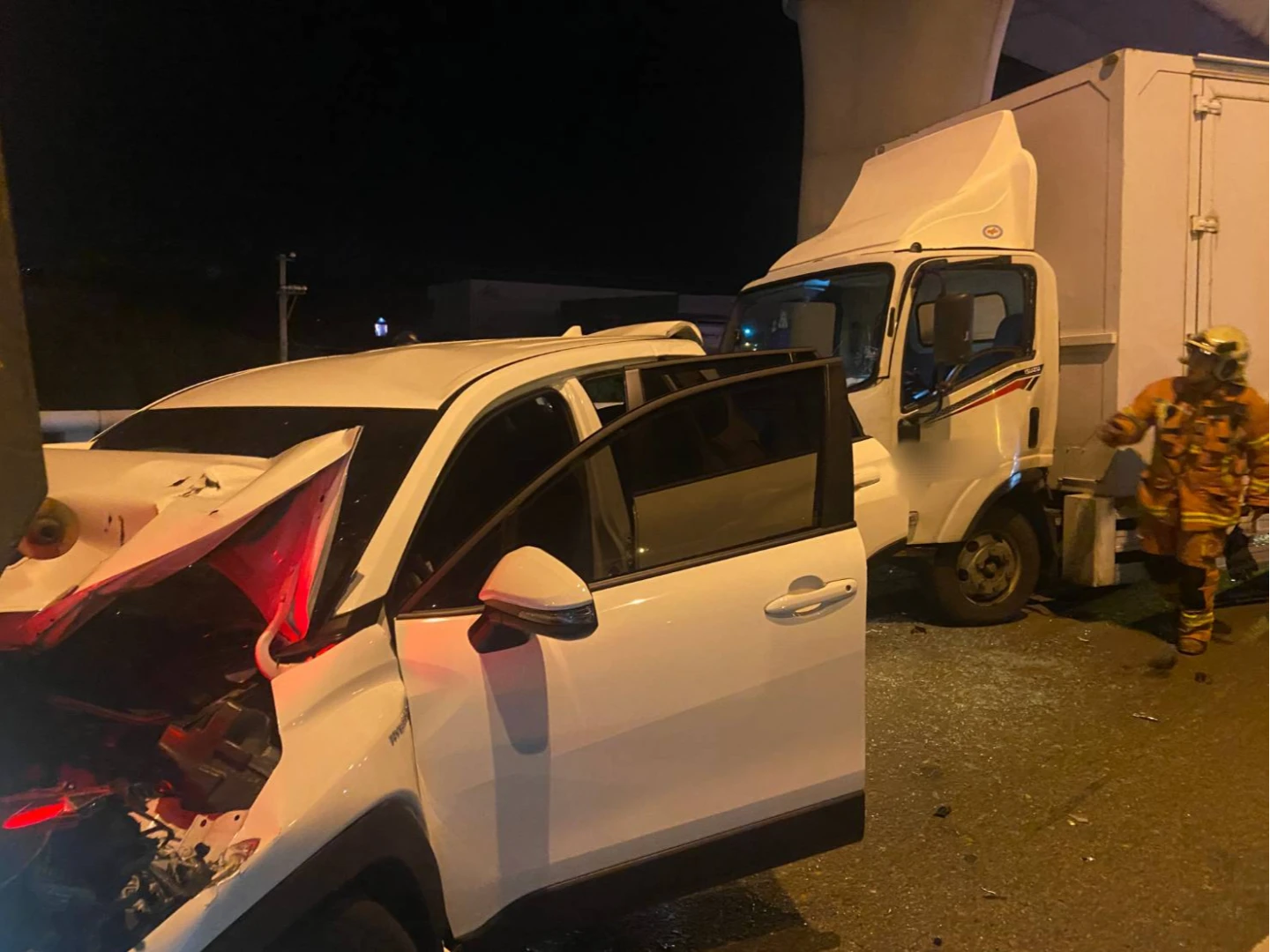 國一事故現場4車追撞兩傷一死。翻攝畫面