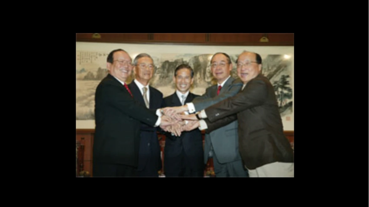 民國97年總統府丁前資政懋時、 監察院錢前院長復、立法院蔣委員孝嚴、台中市胡市長志強,四位前任外長與歐鴻鍊合影。取自外交部官網
