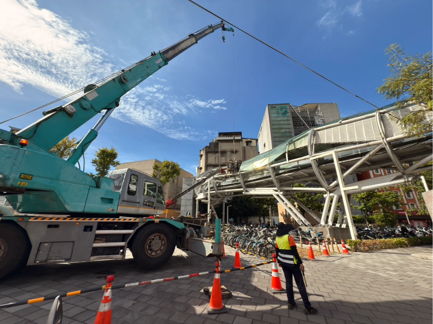 新北市板橋府中遊龍陸橋本月19晚間進行拆除作業。新北市養工處提供