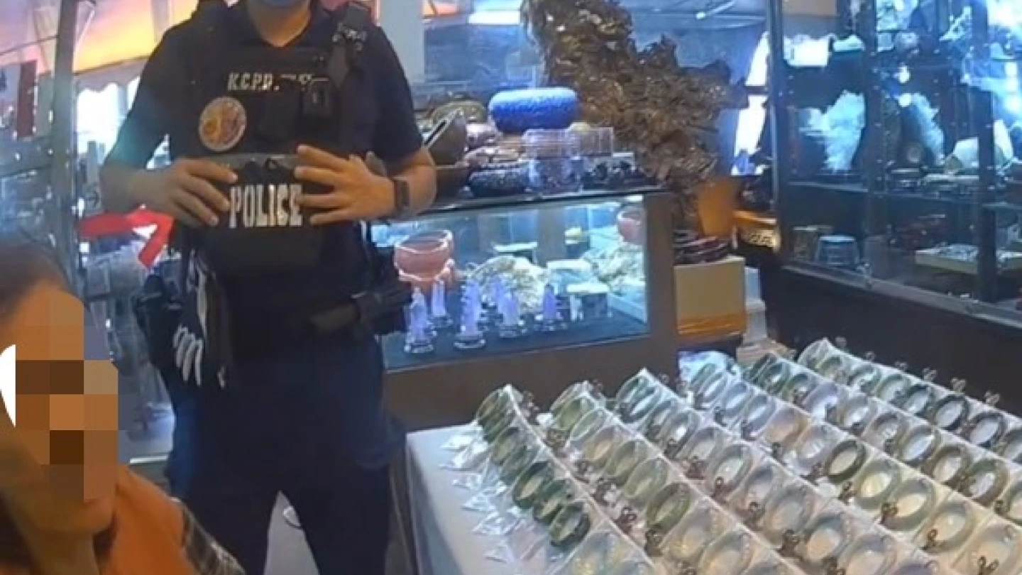 曾姓婦人(左下角)昨天又到玉市場要求退款未果,竟大聲吵鬧,驚動警方到場。民眾提供