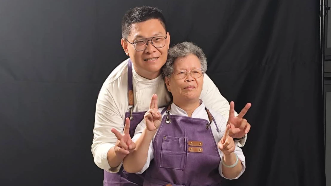 和媽媽李張滿菊(前)一起參賽,身為餐飲科老師的兒子李建笑說,和指導學生最大的差別是,「不能罵媽媽」。李建達提供