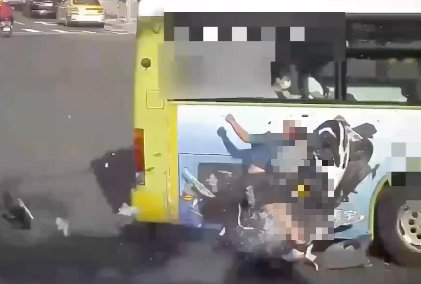 驚悚片｜北市公車轉彎機車煞不住猛撞！騎士倒地骨折　2乘客受傷送醫