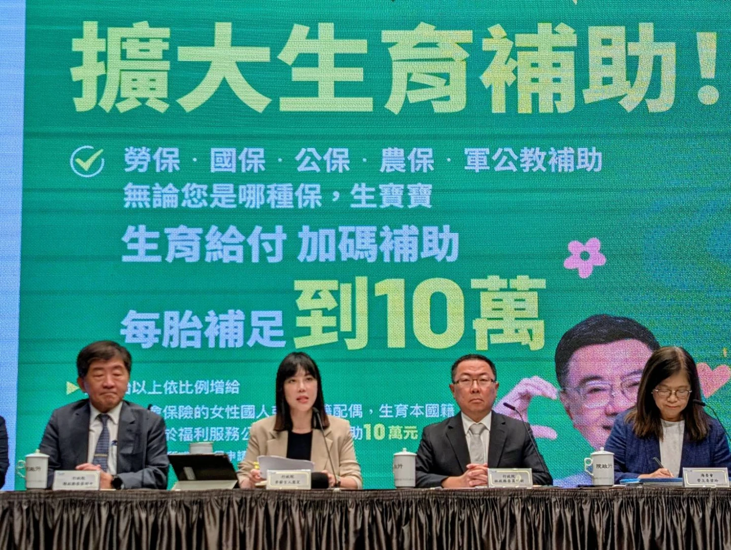 行政院發言人李慧芝轉述院長卓榮泰在院會裁示內容。施智齡攝
