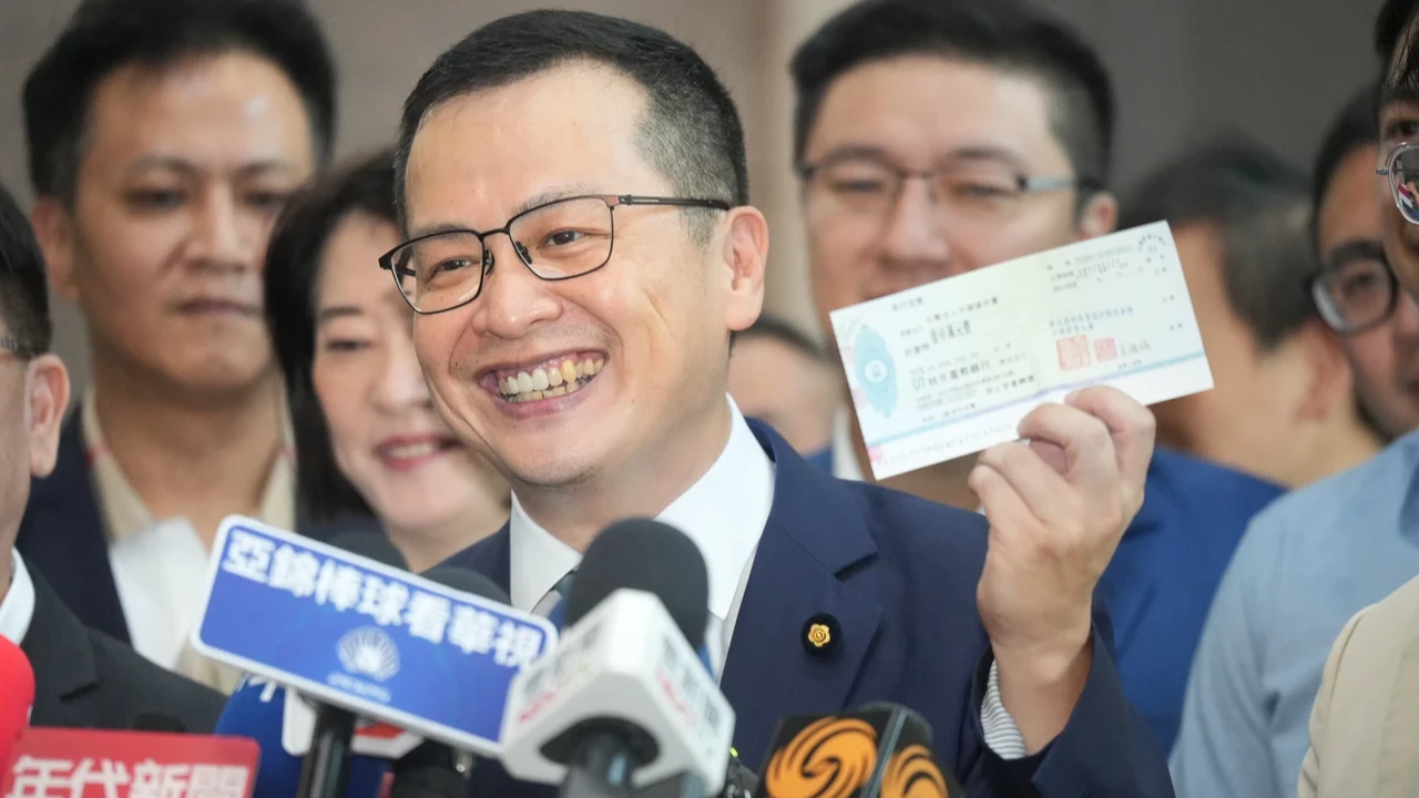 羅智強帶「借來的1千萬支票」登記黨主席 爆汗喊最能協調藍白合