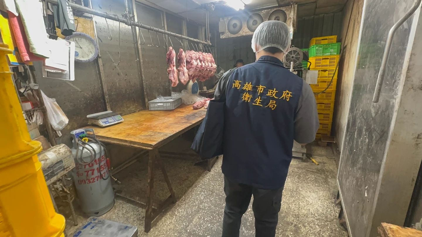 高市衛生局今天前往肉舖稽查。民眾提供