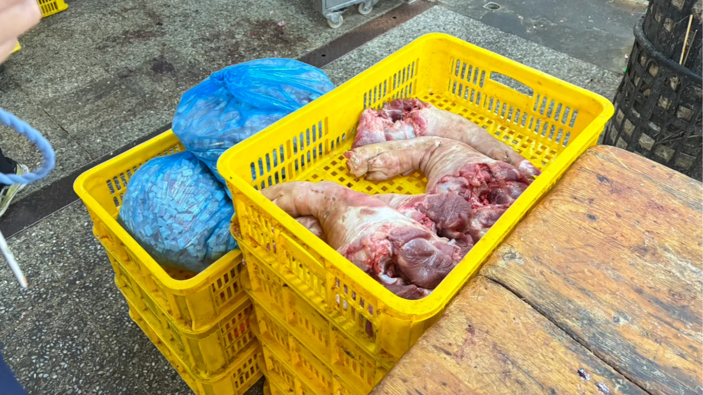高市衛生局今天前往肉攤稽查,雖未發現老鼠,但查獲肉品盛裝籃未離地放置等多項缺失。高市府提供
