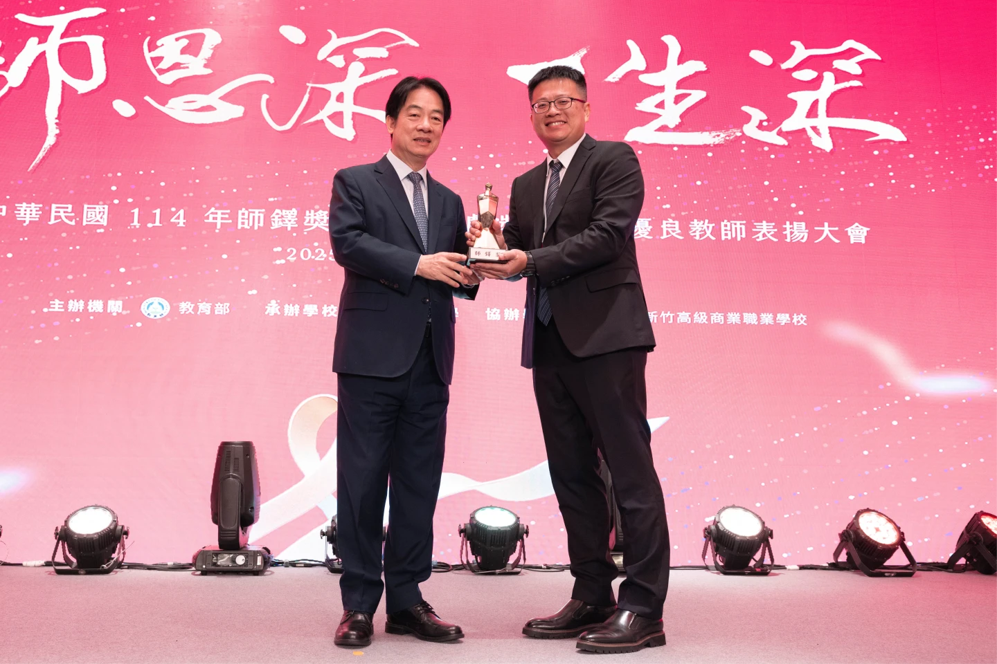 江彥麟(右)從2001年起,每天下午和假日就陪著這些孩子打球。教育部提供