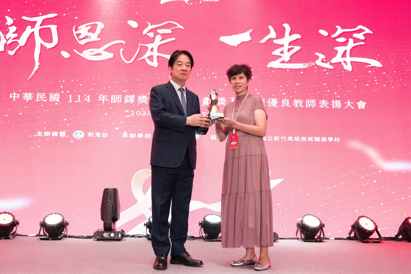 江曾為美(右)分享,王秀英老師對於她影響了這麼多學生跟老師,覺得很驕傲。教育部提供