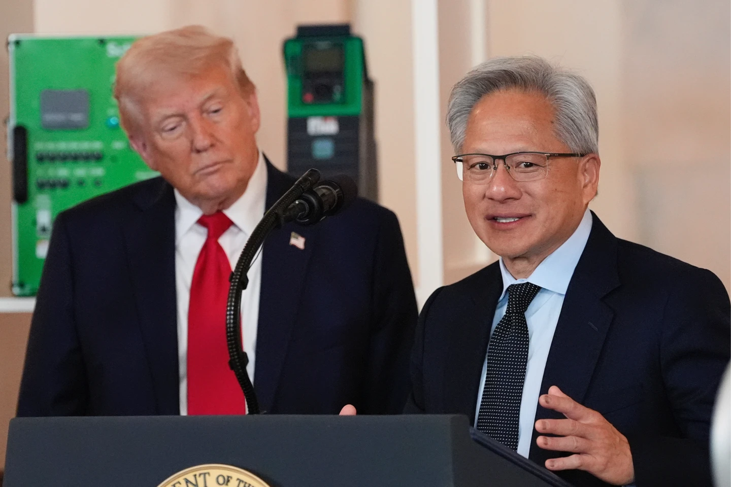 外媒分析指,黃仁勳藉由入股英特爾,表達支持川普政府的目標。圖為黃仁勳4月30日在白宮宣布投資美國,總統川普站在身後聆聽。美聯社