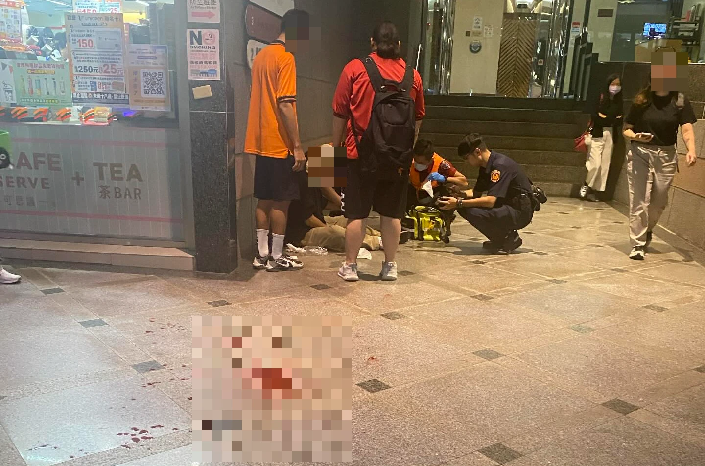 台大碩士生被打到頭破血流,痛苦地蹲坐在地上。取自Threads/hugo4251785201314
