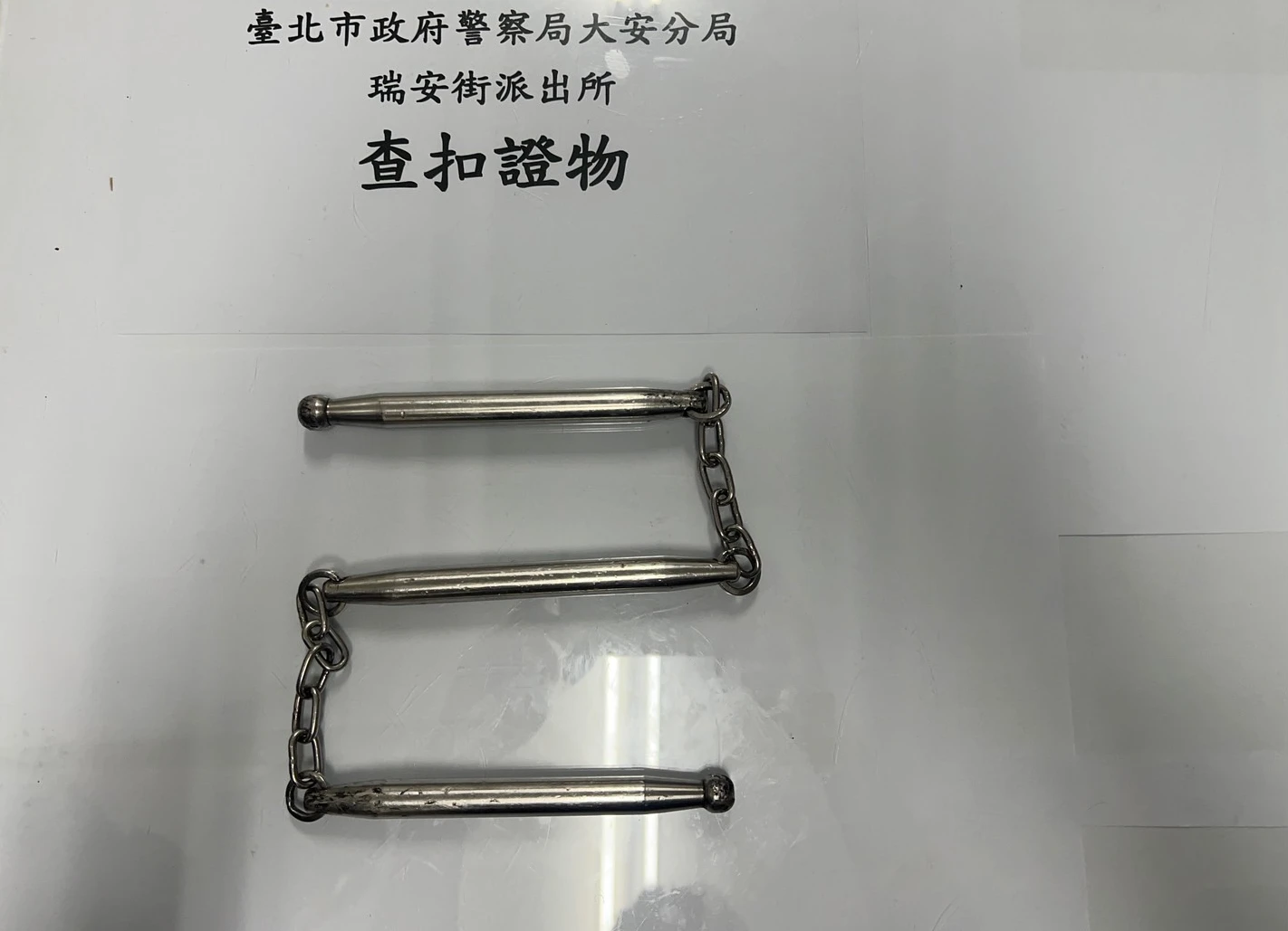 台北市捷運大安站外驚傳街頭暴力攻擊,台大碩士生遭人持三節鞭攻擊,警方循線逮人取出兇器。翻攝畫面
