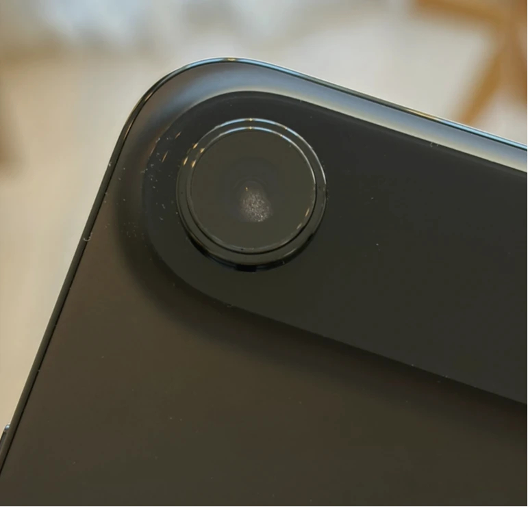 iPhone Air被用戶爆鏡頭出現水霧。取自Luke Miani的X帳號