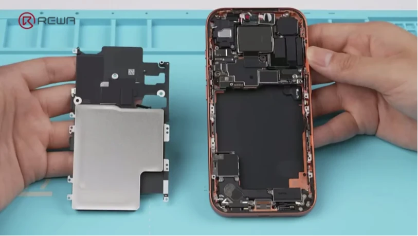 iPhone 17 Pro拆解畫面。取自YouTube頻道REWA Technology