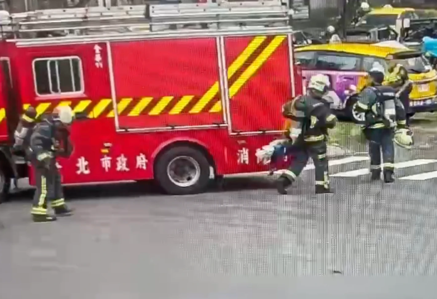 警消到場搶救,30分鐘撲滅火勢。翻攝畫面