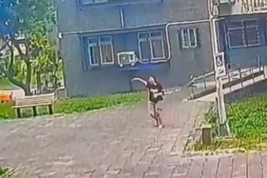 外籍女看護逃出火場求救。翻攝畫面