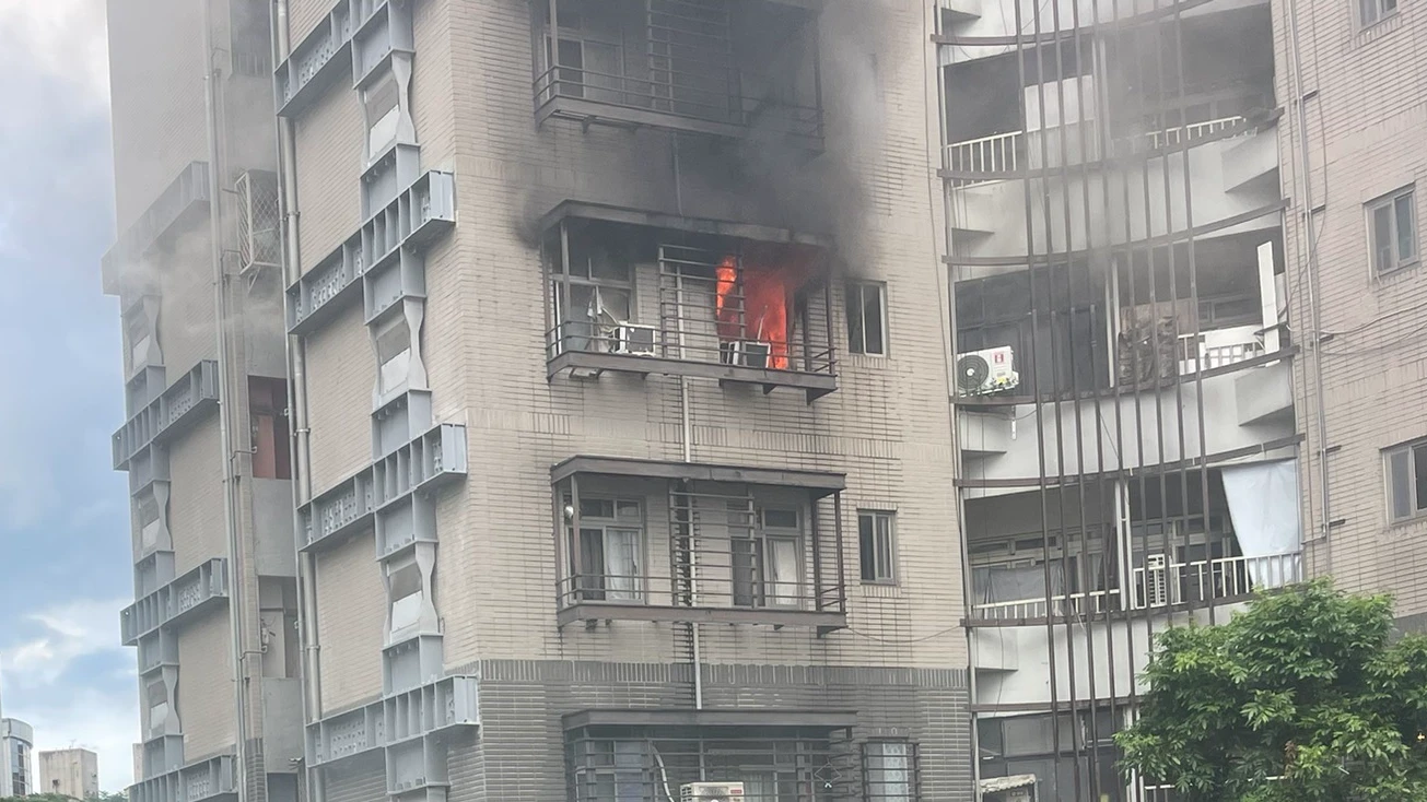 台北市文山區某國宅4樓今天下午發生火警,行動不便的7旬翁受困火場不幸喪命。翻攝畫面