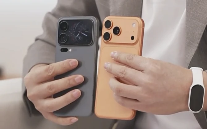 小米品牌總經理盧偉冰在直播對比小米17 Pro(左)與蘋果iPhone 17 Pro(右)。取自直播影片
