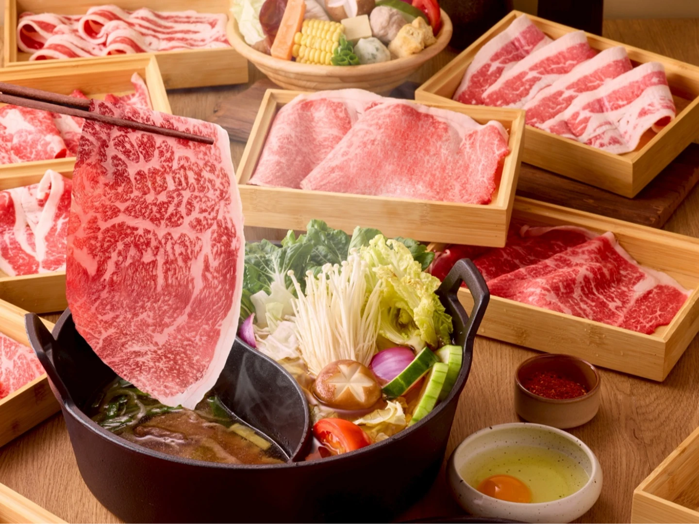 和牛涮和牛壽喜燒雙吃肉品升級,加價99元可品嚐「跟臉一樣大」的日A5和牛。王品集團提供