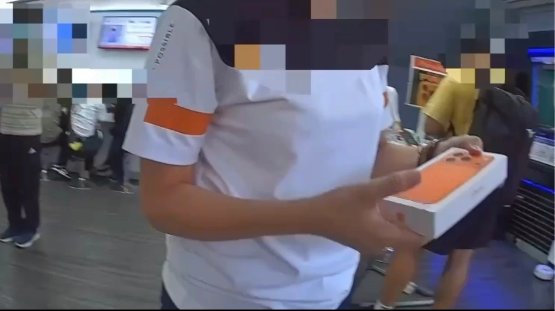 店員誤把宇宙橘丟回收,再三感謝員警火速尋回。鼓山分局提供
