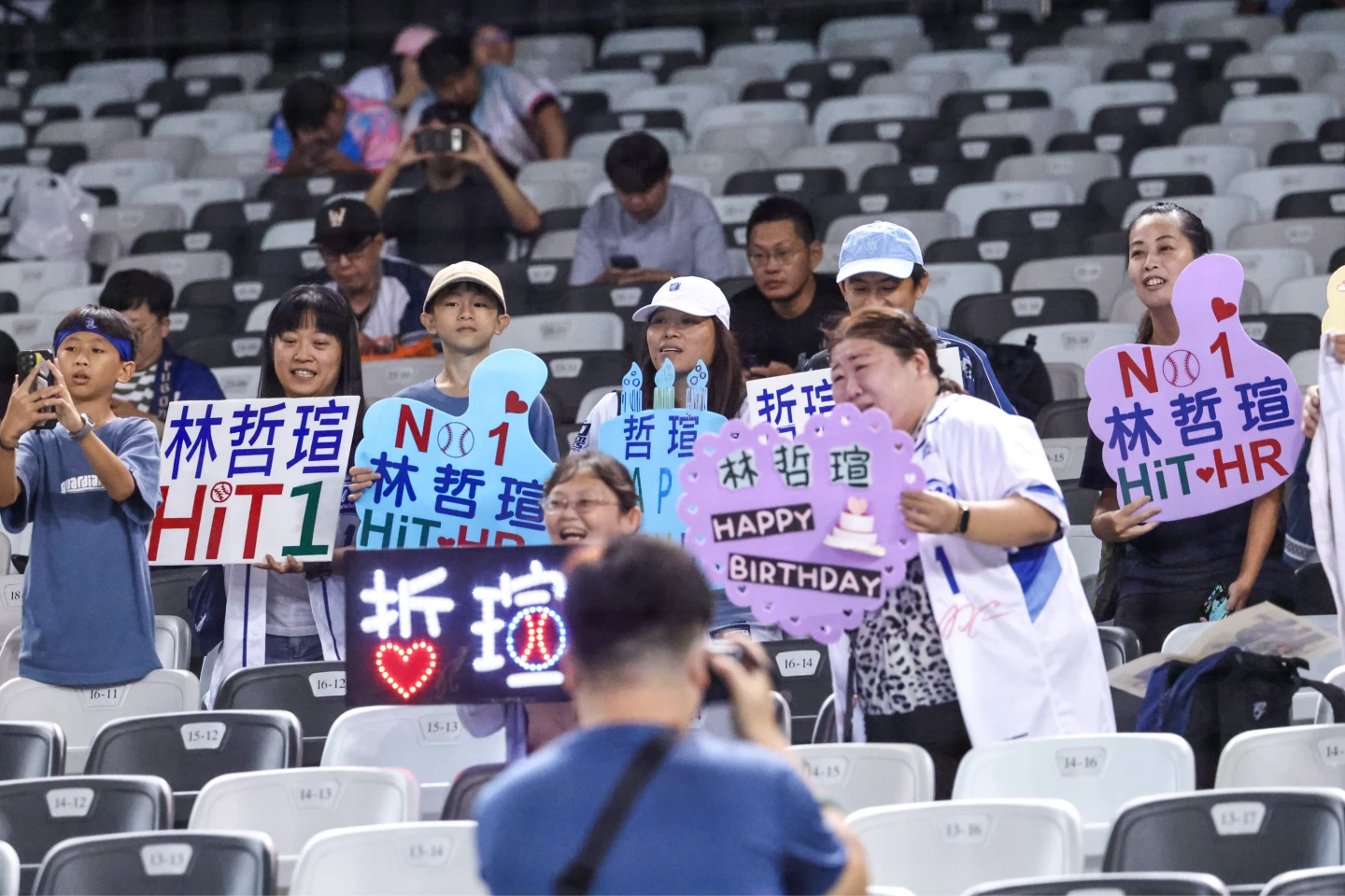 球迷做看板為富邦悍將林哲瑄慶生。富邦悍將提供