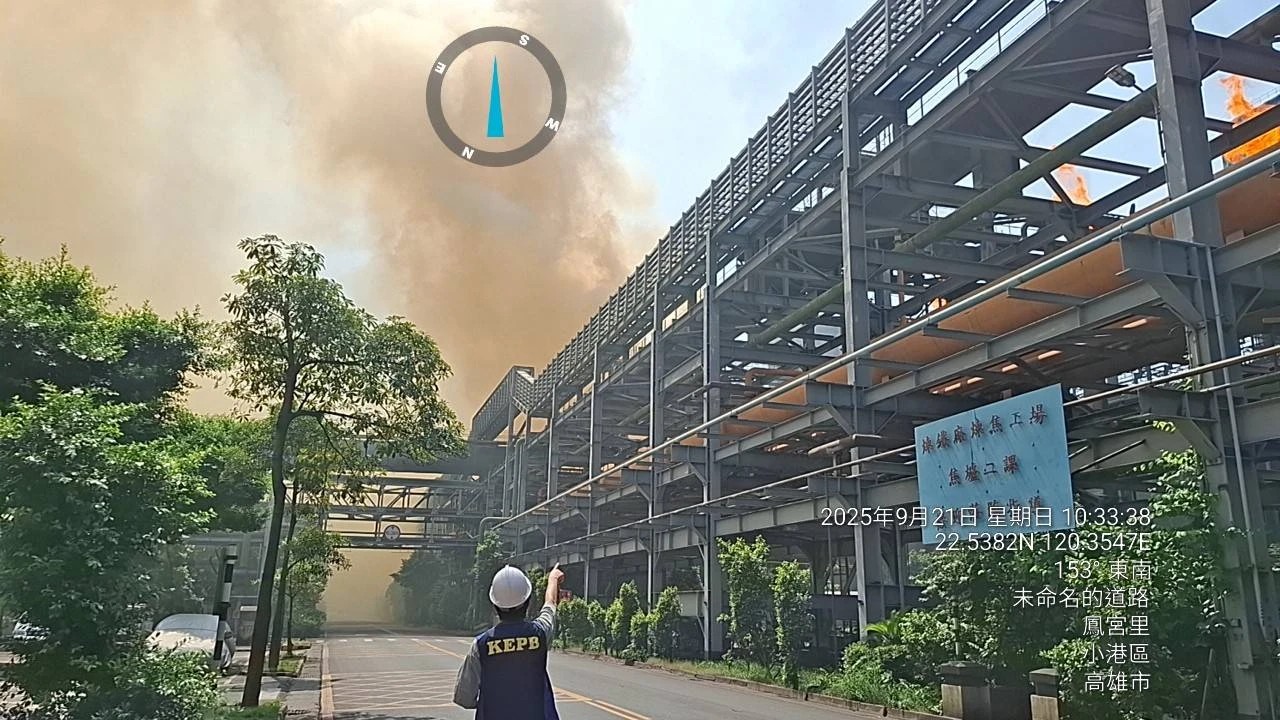 中鋼廠區冒出黃黑煙,環保局派人前往檢測。民眾提供