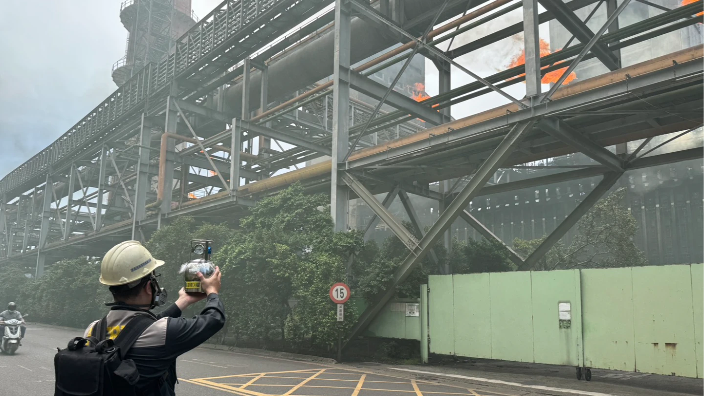 環保局空污小組在現場進行環境偵測。民眾提供