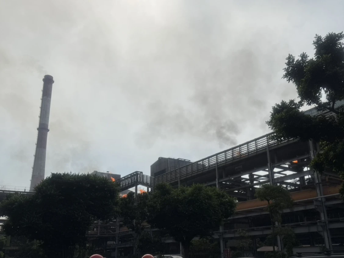 中鋼公司廠區冒出濃煙。民眾提供