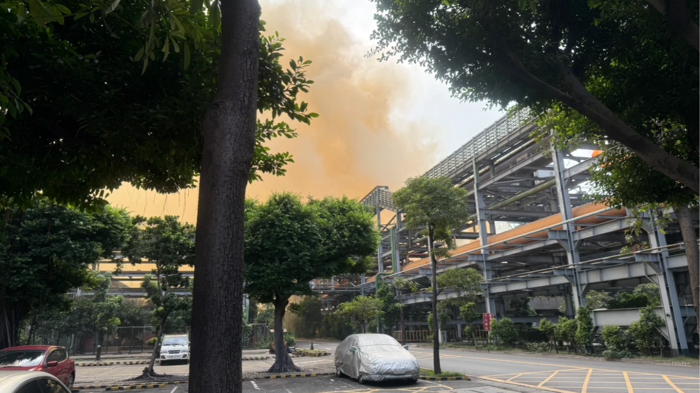 高雄小港區中鋼公司煉焦工場其中一部排氣機今天上午9時41分因故異常跳機,現場冒出濃煙。民眾提供