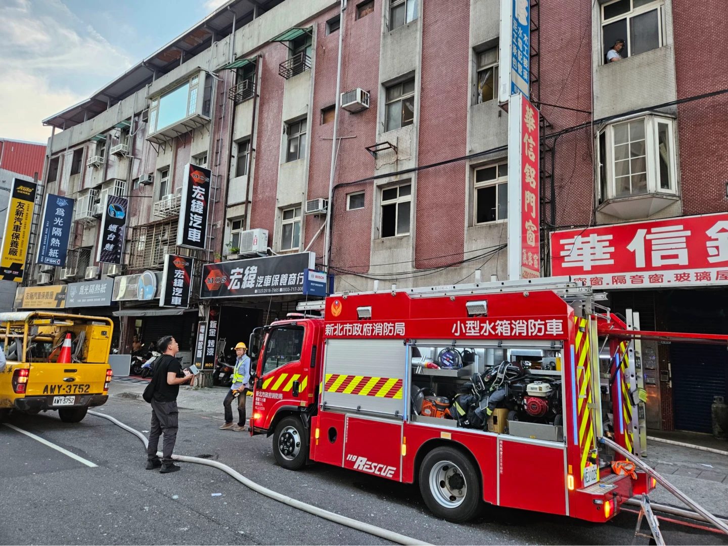 新北市新店區一棟4層樓舊公寓頂樓加蓋處,今天清晨發生瓦斯氣爆,一男子全身大面積燒燙傷送一命危。翻攝畫面