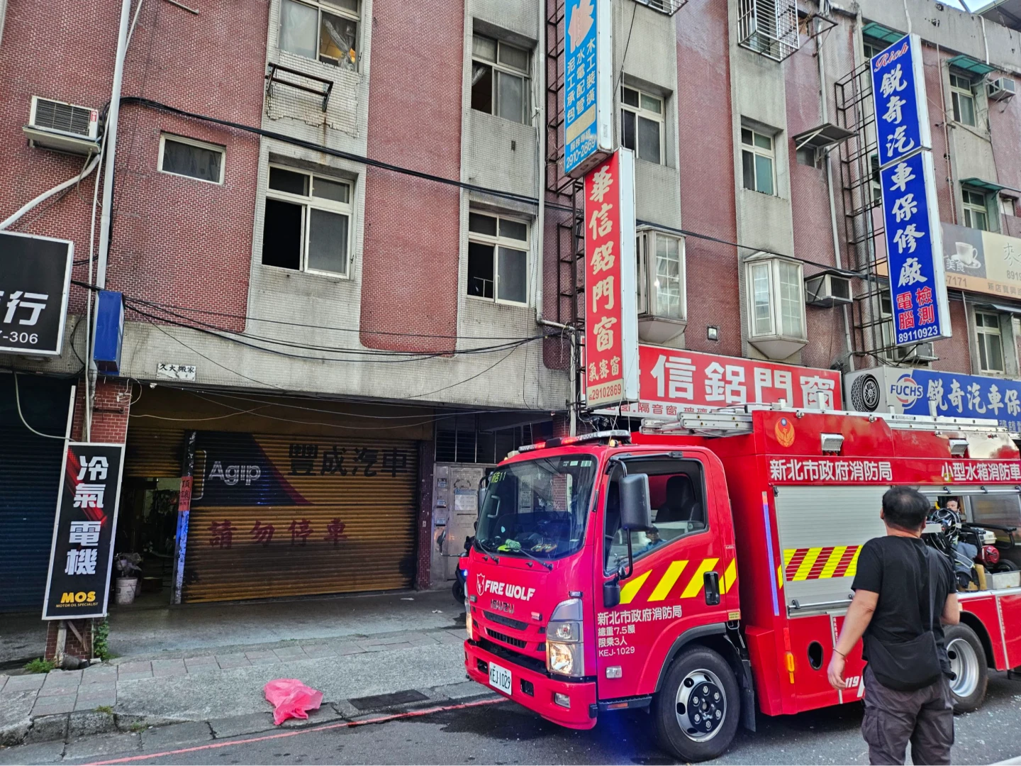 消防佈水線滅火。翻攝畫面