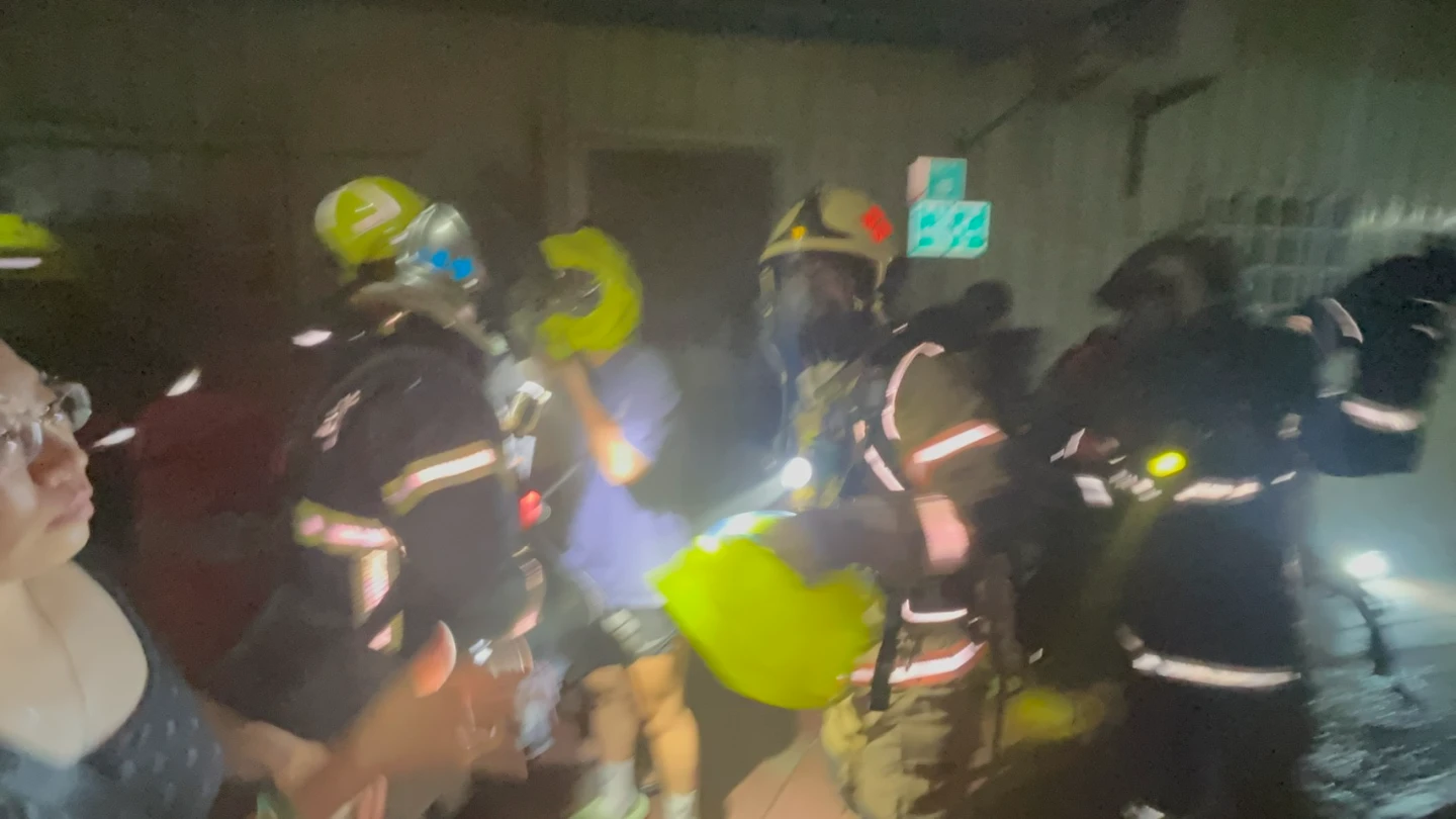 搜救人員在三樓陽台發現5人受困,隨即協助佩戴共生面罩,逐一脫困。民眾提供