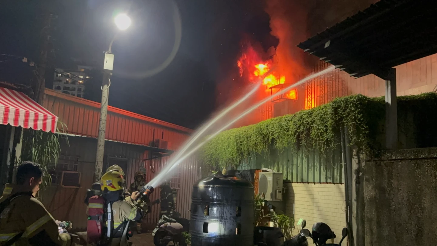 台南市中西區西寧街一處五層樓建築,今晚發生嚴重火警,二樓陷入一片火海。民眾提供
