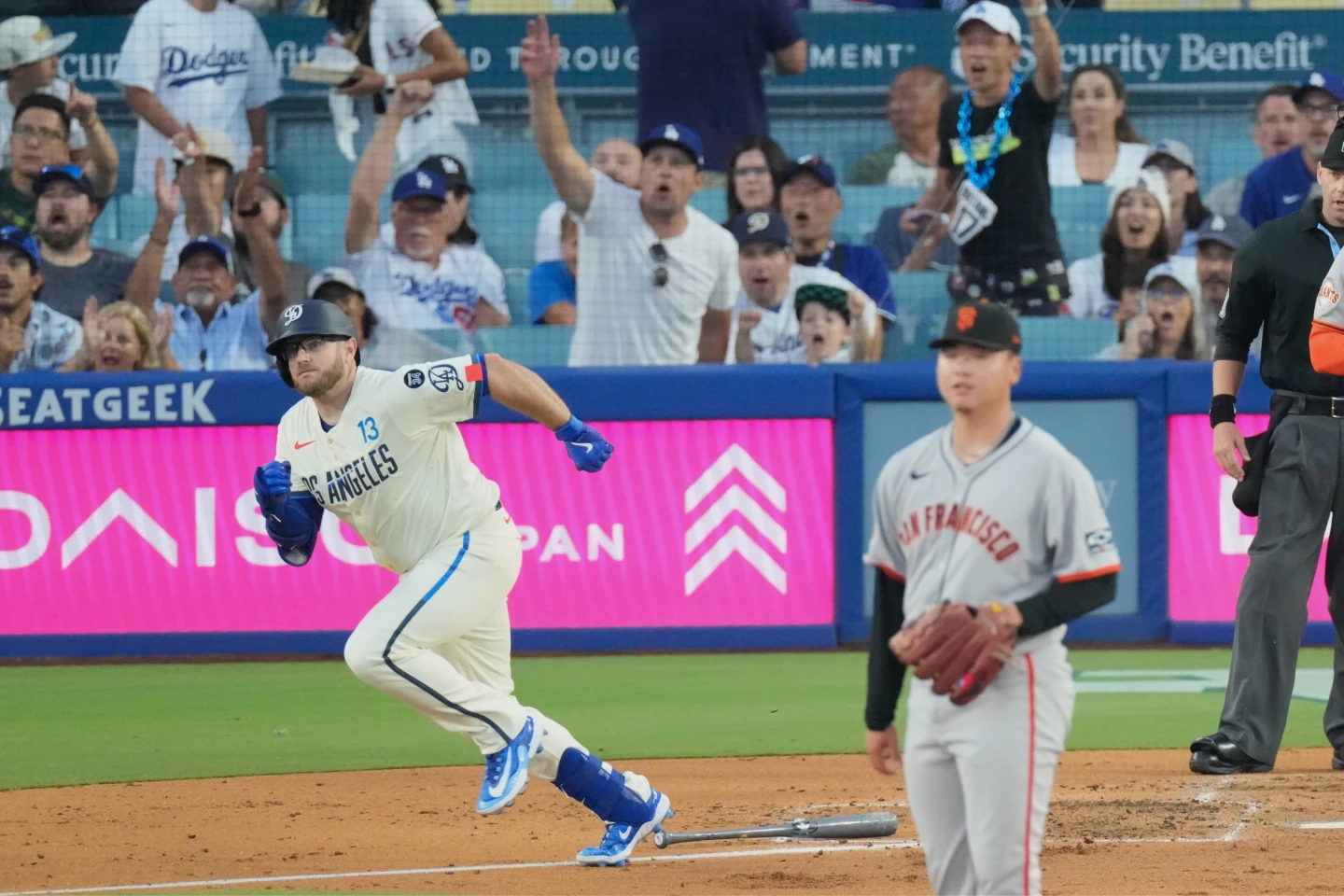 巨人隊台灣投手鄧愷威(右)在1局下挨道奇隊孟西(Max Muncy)2分砲。美聯社