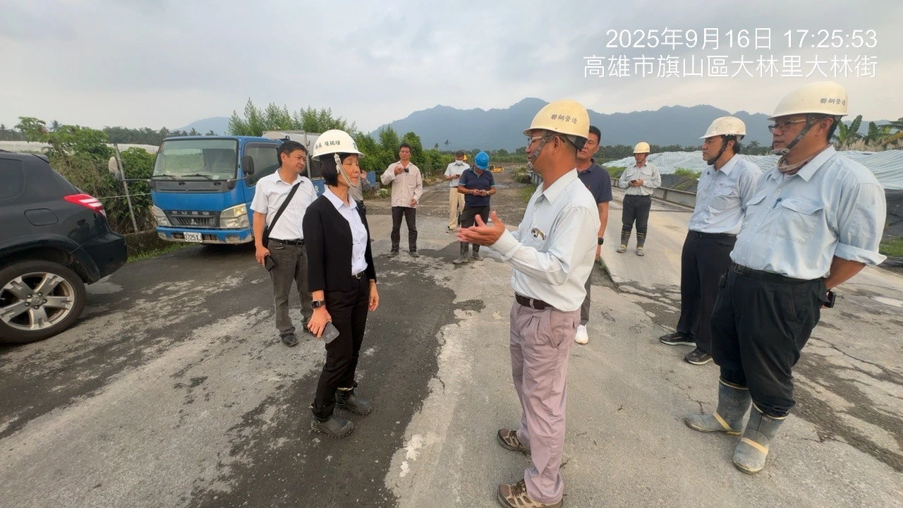 環保局前往旗山爐渣案現場勘查爐石清運情形。民眾提供