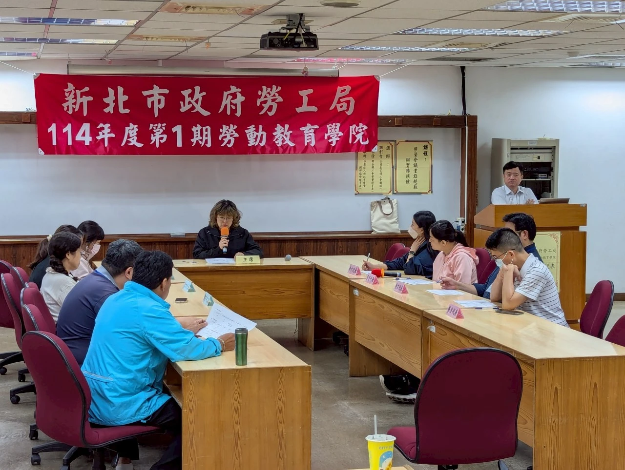 勞工可親洽或上網報名。新北勞工局提供