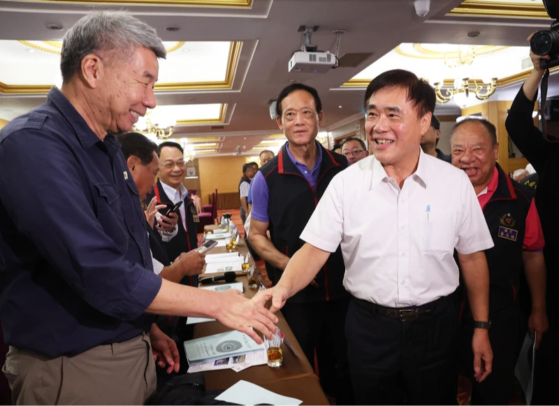 國民黨主席候選人郝龍斌(前右)21日午間出席青溪總會第11屆第3次理監事聯席會議,活動結束時與同為候選人的孫文學校校長張亞中(前左)一同握手致意。中央社