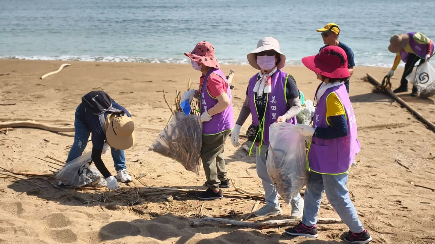 民眾撿拾沙灘上海洋廢棄物。新北市環保局提供