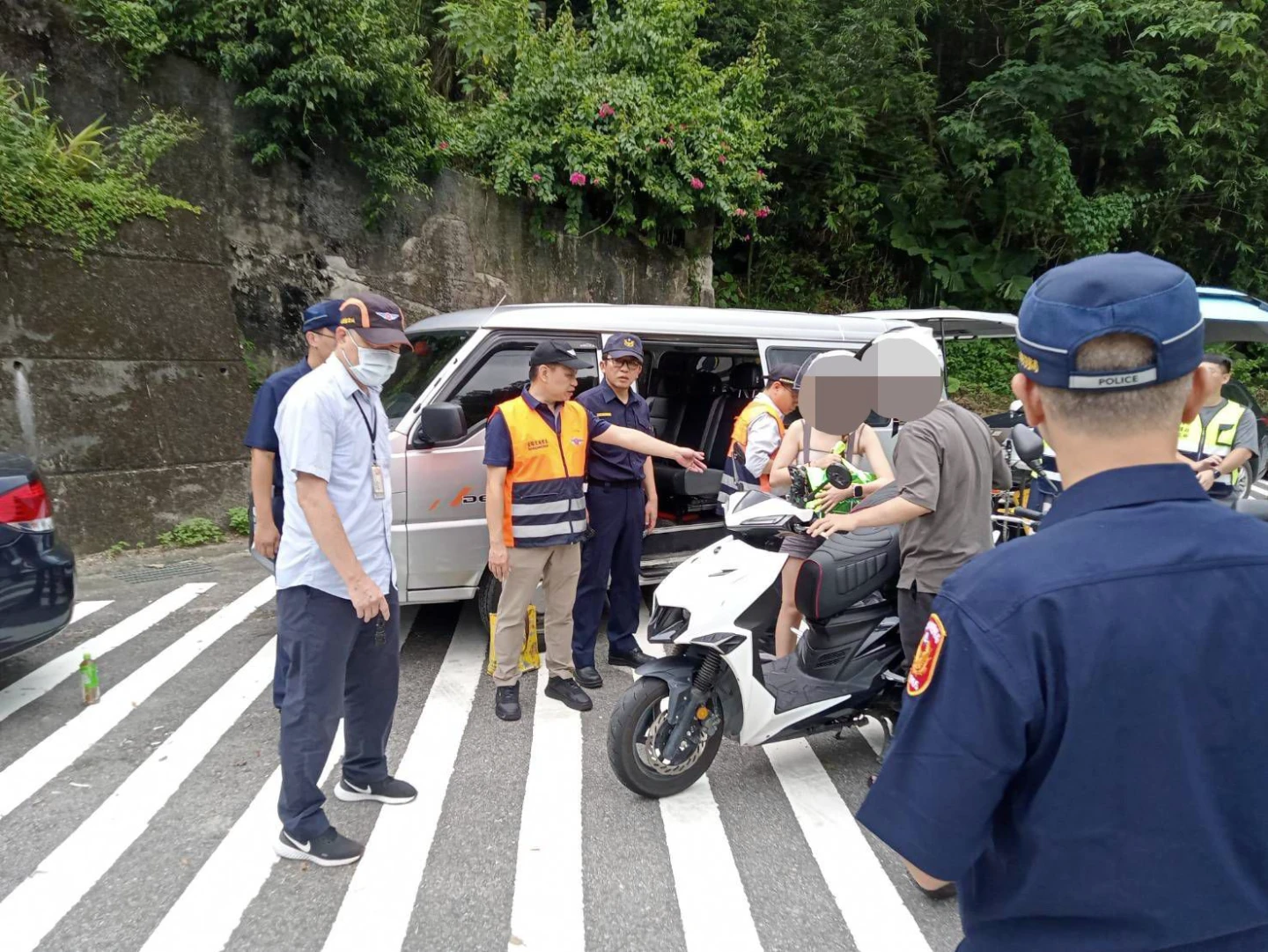 警方取締改裝車輛。翻攝畫面