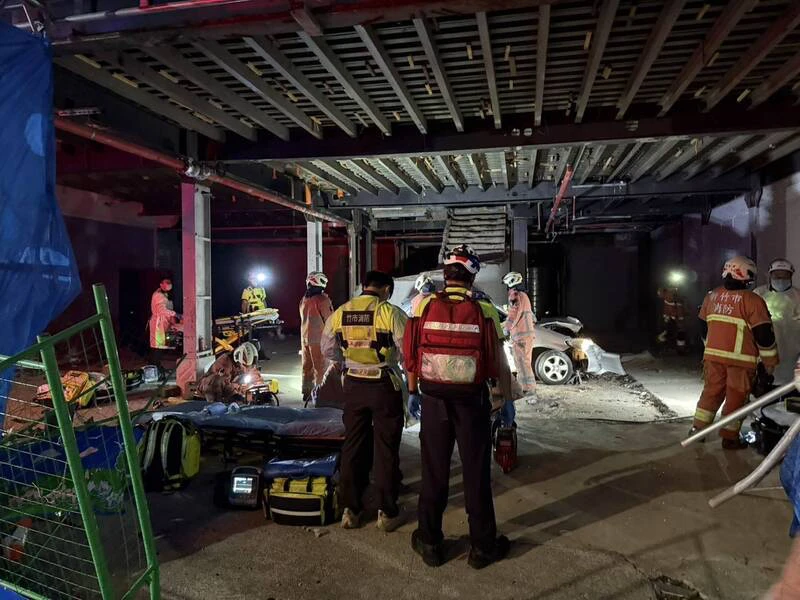 該輛轎車撞進新竹市經國路二段工地,15歲謝姓少年卻消失不見蹤影。民眾提供