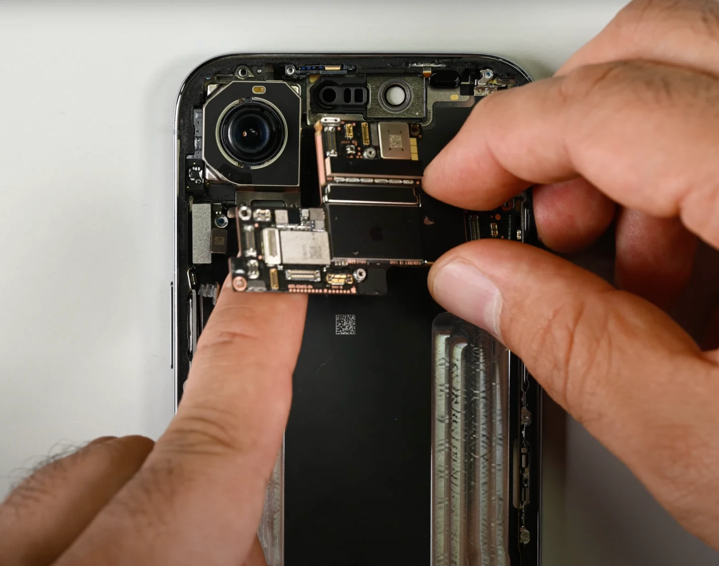 iPhone Air的主機板有一部分是設計在相機凸起區域裡,這樣就能空出空間放入一顆大容量、金屬包覆的電池。取自@iFixitYourself YT頻道