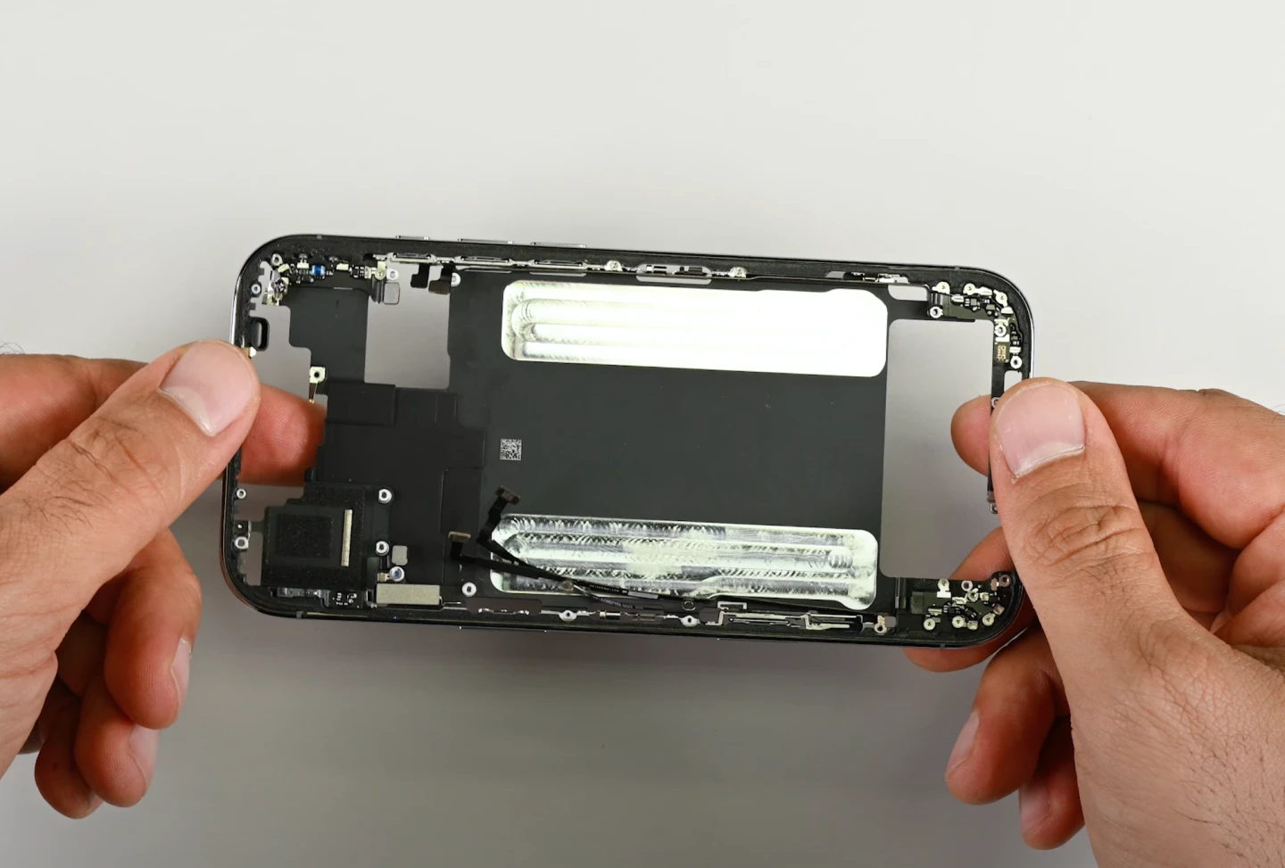 iFixit對iPhone Air拆空後的機殼進行彎曲測試,結果發現它不像裝滿零件時那麼堅固。取自@iFixitYourself YT頻道