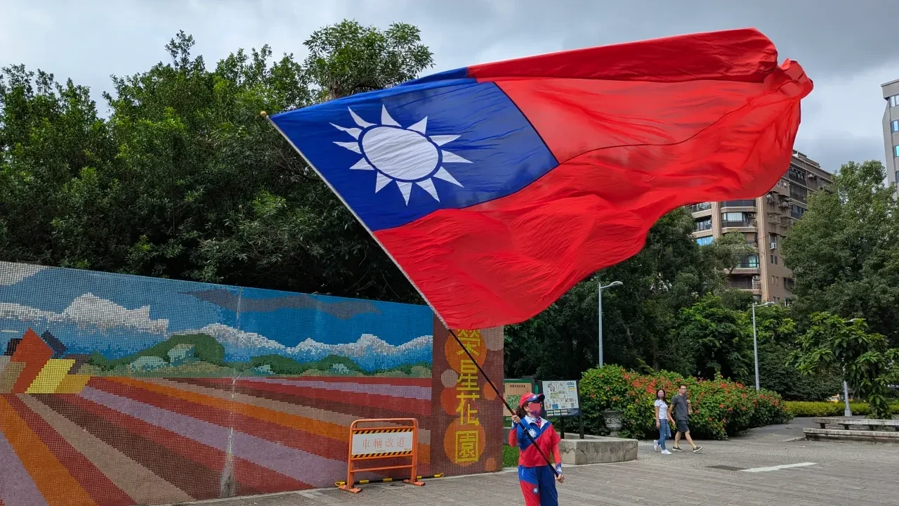 民眾揮舞國旗。資料照。非當事人。蘇柏銓攝
