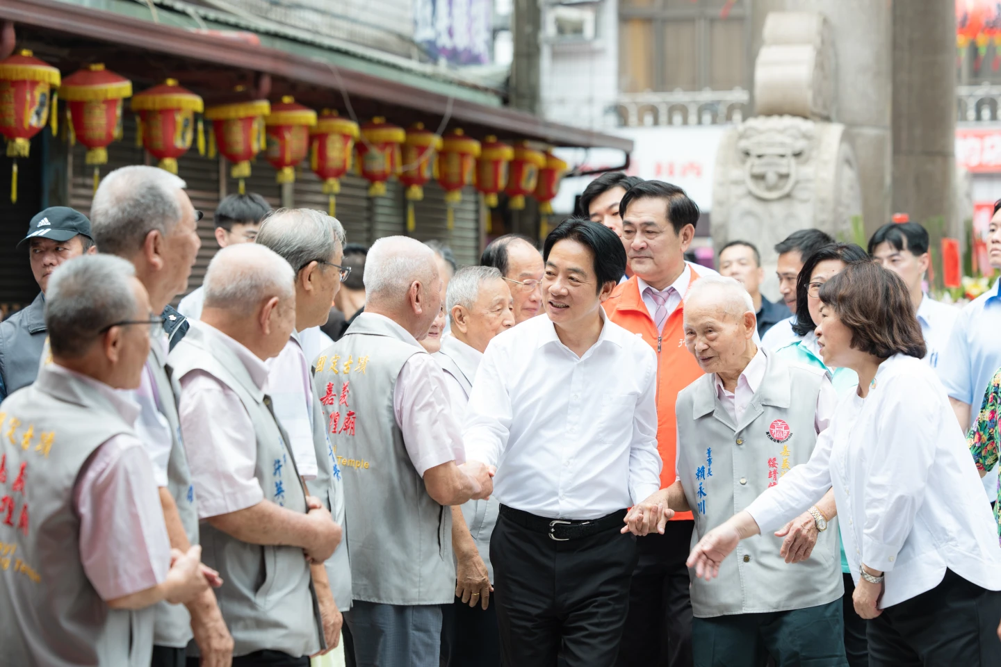 總統府國策顧問兼嘉義市城隍廟董事長賴永川陪同賴清德。總統府提供