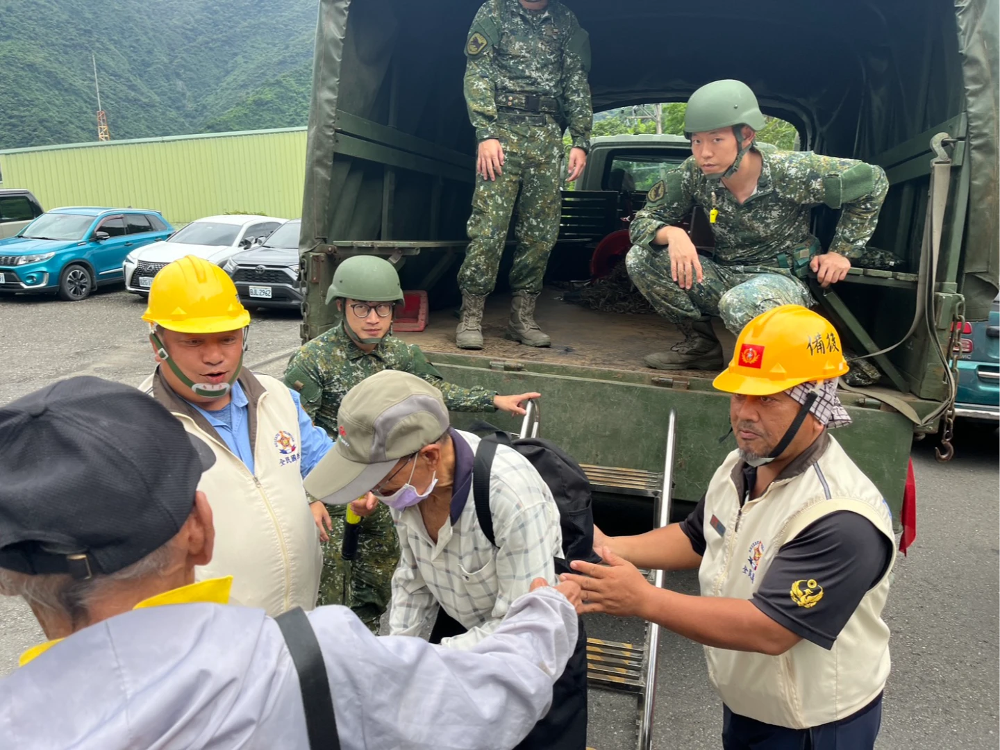 強颱樺加沙逼近,高雄市府啟動自主預防性撤離,截至晚間共1835人撤離山區,其中包含特殊病患與孕婦共94人。民眾提供