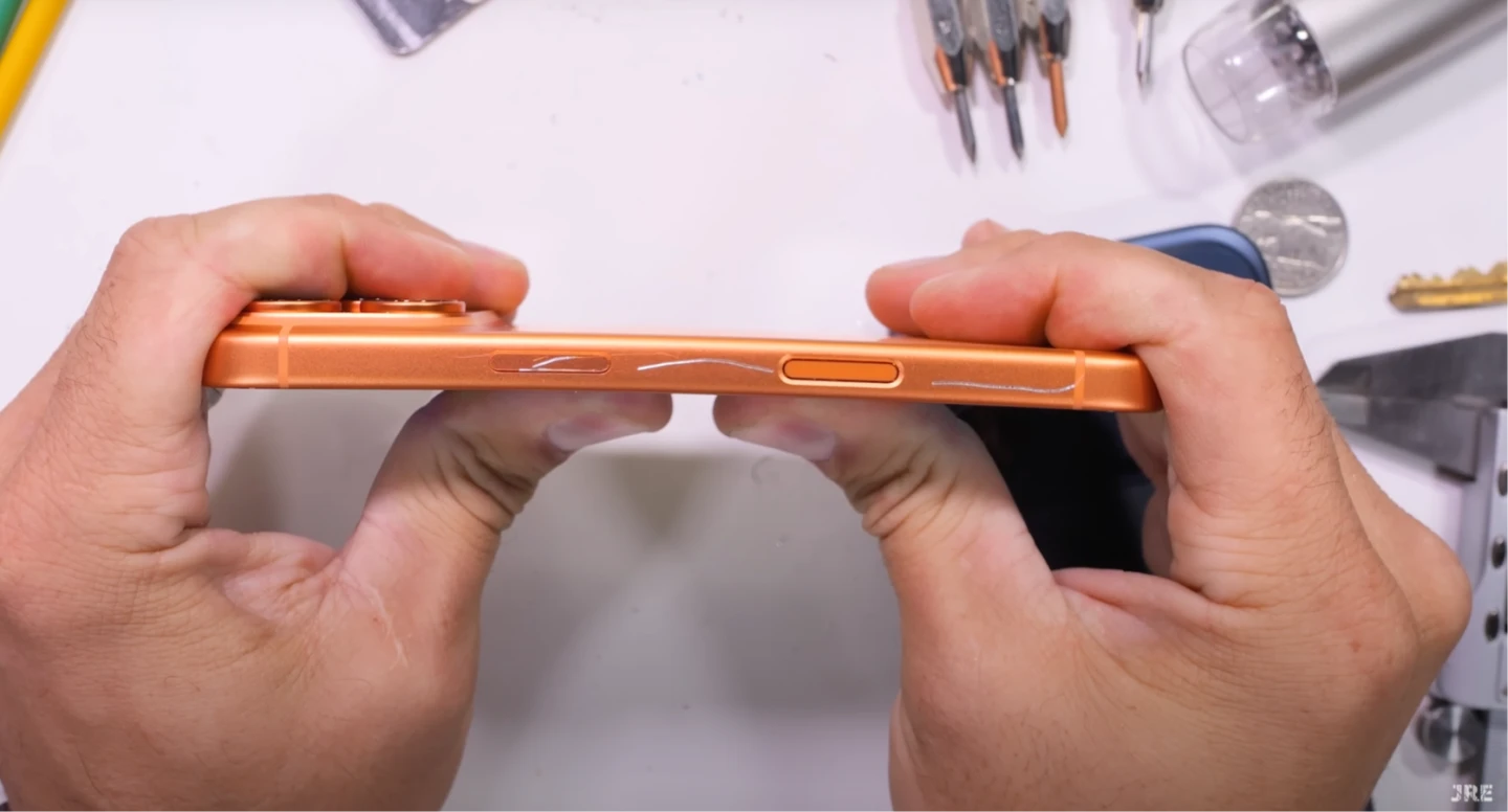 iPhone 17 Pro彎折測試完全沒被掰彎,鋁合金一體成型設計並強化內部結構,是史上最堅固iPhone。取自@JerryRigEverything YT頻道