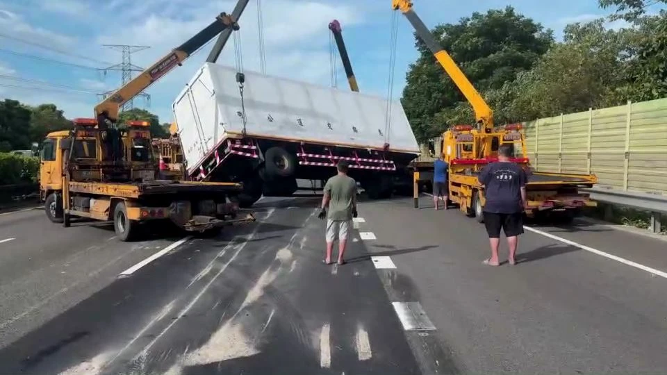 國道3號今天上午發生大貨車拖運子車脫鉤翻覆意外。翻攝畫面