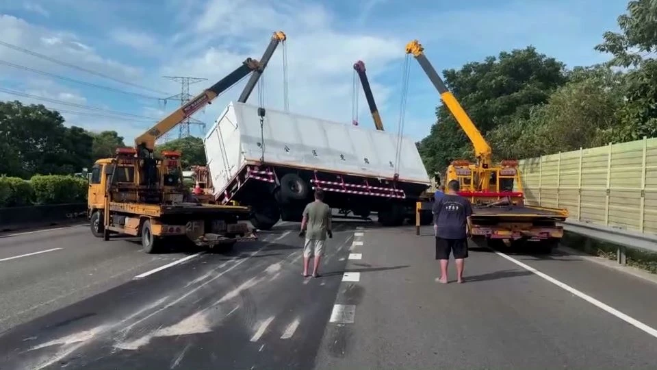 國道3號今天上午發生大貨車拖運子車脫鉤翻覆意外。翻攝畫面